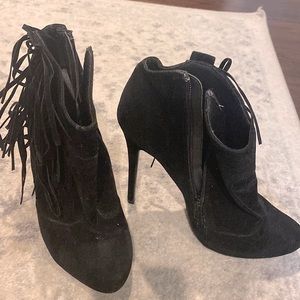 Heel Side Zip Suede Booties